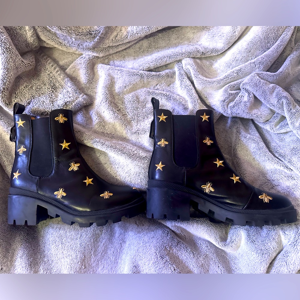 Embroidered Gucci Chelsea Boots with Bee and Star Design